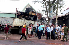 Xe cẩu mất lái, tài xế hét 'chạy đi'