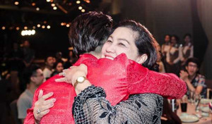 Noo Phước Thịnh chạy từ sân khấu xuống ôm và hôn mẹ đầy cảm động
