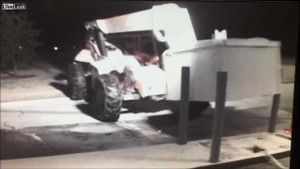 Trộm dùng xe cẩu kéo bật cây ATM trong đêm