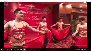 Video: 5 thầy giáo mặc áo yếm nhảy chào Xuân 2017 gây 'bão mạng'