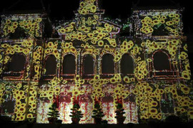 Mãn nhãn với màn trình diễn ánh sáng 3D lên tòa nhà UBND TP.HCM đêm giao thừa