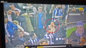 Fan nữ lơ đễnh bị bóng đập thẳng mặt đau điếng