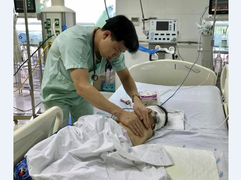 TV rơi vào đầu, bé trai 20 tháng hôn mê ngay ngày đầu năm mới