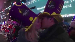 Người Mỹ trao nhau những nụ hôn rực rỡ dưới trời pháo hoa chào năm mới 2017