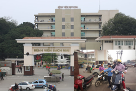 Nhân viên gác tàu thu vé xe giá 'cắt cổ' trước cổng bệnh viện Bạch Mai