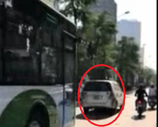 Ô tô nghênh ngang chặn đầu buýt nhanh BRT gây phẫn nộ