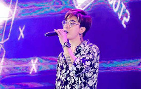 Chi Dân hạnh phúc trong vòng tay khán giả đón năm mới