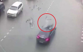 Bị ôtô húc bay người, thanh niên đi xe đạp thoát chết thần kỳ