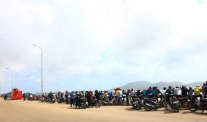 Nam thanh niên đón xe ôm ra giữa cầu Thị Nại, nhảy xuống tự tử