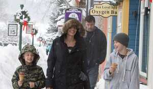 Angelina Jolie lần đầu xuất hiện sau thông tin sức khỏe suy kiệt, muốn tự tử