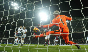 Cách khung thành 3m, sao Man Utd đua nhau sút trúng cột dọc