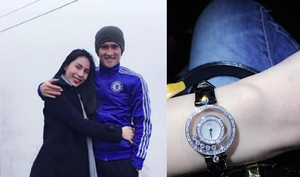 Công Vinh tặng Thủy Tiên đồng hồ kim cương mừng 9 năm yêu