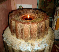 Ly kỳ những cây nến to như cột đình, cháy nửa ngàn năm ở miền Tây