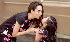 Mẹ con Hoa hậu Ngọc Diễm diện đồ đôi xuống phố