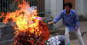 Đốt vàng mã cầu xin thần thánh: Sự ngu muội, kệch cỡm, tham lam, chỉ suy nghĩ cho bản thân