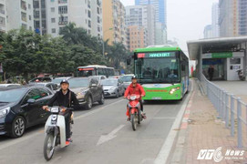 Video: Ôtô, xe máy nghênh ngang lấn làn chặn đầu buýt nhanh