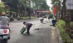 Người dân xúm vào gom bia rơi xuống đường giúp tài xế