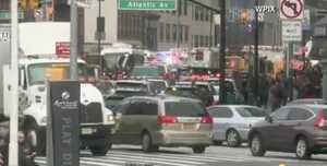 Tàu trật đường ray ngay trung tâm New York, hàng chục người bị thương