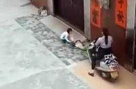 Clip phụ nữ Trung Quốc cố ý cán xe máy qua người bé 5 tuổi gây phẫn nộ