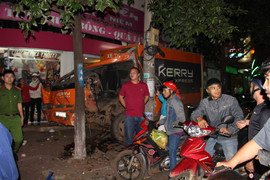 Xe chuyển phát nhanh đâm đầu xe gắn máy, 3 người nhập viện