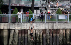 Chồng đánh vợ rồi nhảy xuống kênh Nhiêu Lộc trốn công an