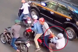 Vừa bước xuống taxi, cô gái trẻ bị cướp gần 500 triệu đồng