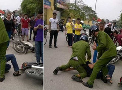 Người đàn ông bóp cổ, đập vỡ điện thoại công an