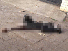 Thi thể nam thanh niên trên đường với nhiều vết thương