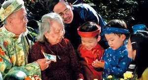 Tết kéo nhau đi du lịch chỉ là trò đua đòi, lố bịch