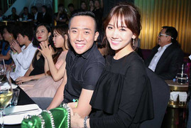 Trấn Thành mệt mỏi, không mở nổi mắt vẫn hộ tống Hari Won đi sự kiện