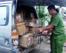 Truy tìm tài xế lao thẳng xe chở gỗ vào lực lượng công an