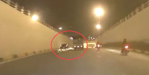 Video: Lái xe mô tô thoát chết thần kỳ dưới hầm đại lộ Thăng Long