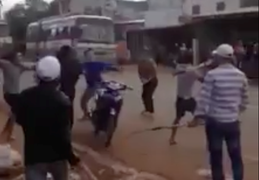 20 thanh niên cầm dao rựa hỗn chiến giữa đường