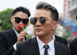 Đàm Vĩnh Hưng không nói chuyện, không ăn cơm mẹ nấu mấy tháng qua