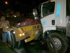 Xe tải 'phi thân' vào xe đầu kéo, bốc cháy giữa đường