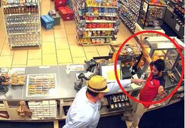 Clip: Cướp lấy tay giả làm súng uy hiếp, cướp tiền trót lọt