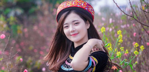 Hot girl 'dân tộc’ gây sốt với bộ ảnh mới bên sắc đào đỏ thắm