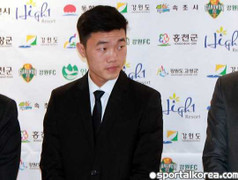 Lương Xuân Trường họp báo ra mắt Gangwon FC