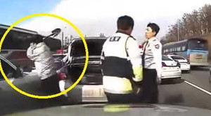 Người vi phạm ở ta mặc sức chống đối, còn ở nước ngoài phải khuất phục cảnh sát ra sao?