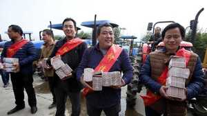 Nông dân Trung Quốc chia nhau nửa triệu USD tiền thưởng Tết