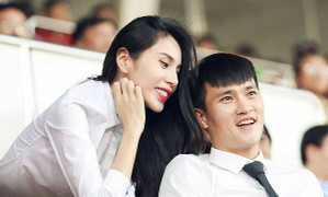 Thủy Tiên xinh đẹp đến cổ vũ Công Vinh thực hiện vai trò mới