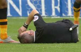 Clip: Cầu thủ nổi điên hạ gục trọng tài ngay trên sân cỏ