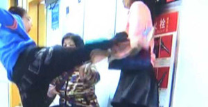 Con trai hỗn láo đá mẹ liên tiếp vì không cho chơi game điện thoại