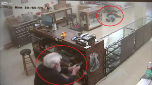 Clip: Cầm súng đi cướp tiệm súng, bị nhân viên bắn chết tại chỗ