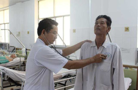 Đến bệnh viện chăm vợ, chồng bất ngờ đột quỵ liệt nửa người