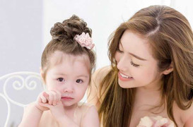 Con gái lai Tây của Elly Trần cực đáng yêu khi diện đồ đôi với mẹ