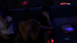 Clip: Đột kích quán karaoke, bắt quả tang nhóm nam nữ 'phê' cùng vũ khí nóng