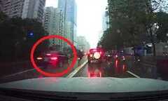 Clip: Ôtô biển xanh lao vào làn buýt nhanh, suýt đâm xe máy