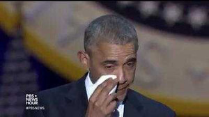 Clip: Tổng thống Obama rơi lệ cảm ơn vợ khi phát biểu chia tay Nhà Trắng