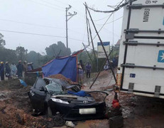 Xe container mất lái đè bẹp ô tô con, 1 người chết tại chỗ